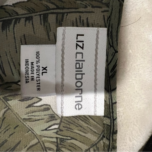 🦋2/$15🦋 Liz Claiborne Tropical Banana Leaf Print Shirt - Picture 2 of 2